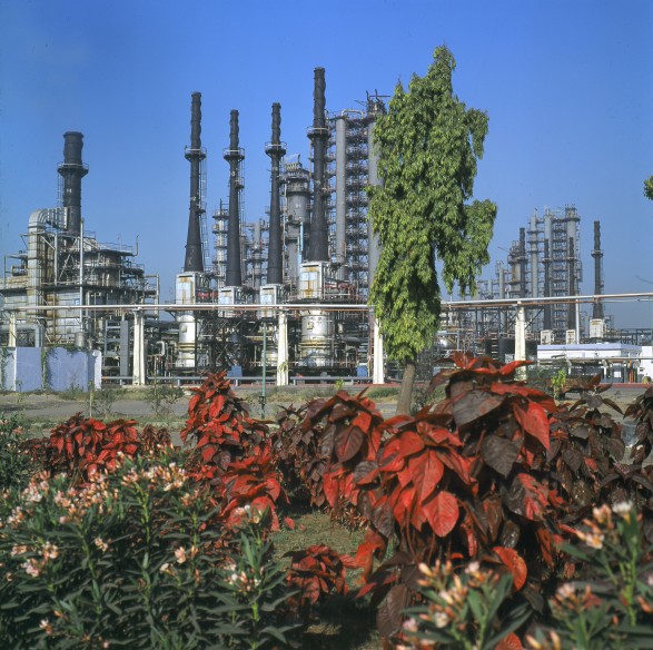 https://www.rrpcl.com/file_repo/resized_images/876_584/Gujarat-refinery.jpg